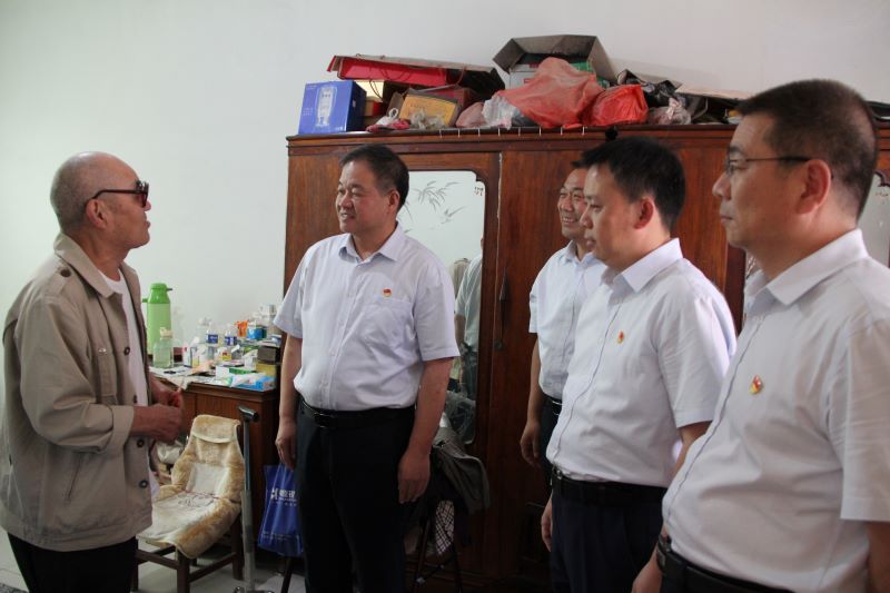 博農(nóng)集團領(lǐng)導(dǎo)走訪慰問老黨員、困難黨員